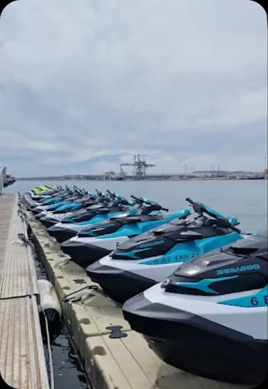 La flota de motos de agua de Grupo Marinajets en el pantalán