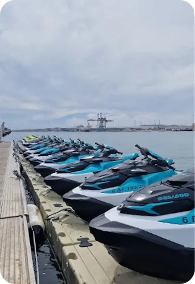 Motos de agua de Grupo Marina Jets amarradas en el pantalán de una de sus bases